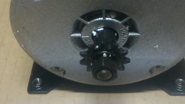 มอเตอร์ DC  ขนาด 12 - 24 V. ต่อควบคุมความเร็วง่าย หมุน ซ้าย- ขวา ได้ ใช้นำไปขับปั๊มน้ำ , ทำรถ หรือทำงานอื่นๆได้ มีกำลัง 250 W. เส้นผ่าศูนย์กลางแกนโต 12 มม. แรงบิดเยอะออกตัวดี