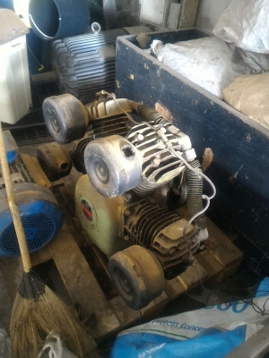 หัวปั็มลมขนาดใหญ่ แบบ 4 สูบ ยี่ห้อ SWAN จากญี่ปุ่นสภาพดูจากภาพนอกไม่รั่วไม่ซึม ไม่มีรอยน้ำมัน