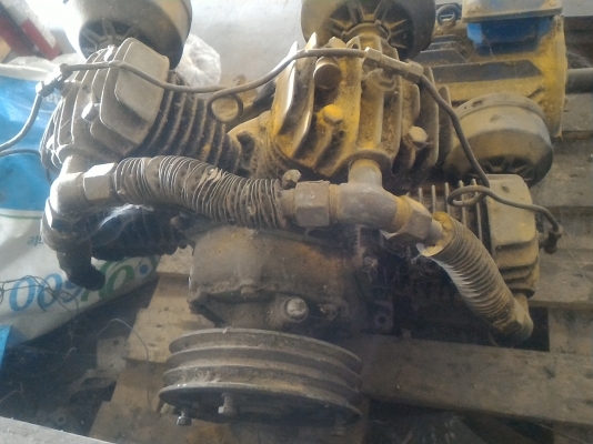 หัวปั็มลมขนาดใหญ่ แบบ 4 สูบ ยี่ห้อ SWAN จากญี่ปุ่นสภาพดูจากภาพนอกไม่รั่วไม่ซึม ไม่มีรอยน้ำมัน