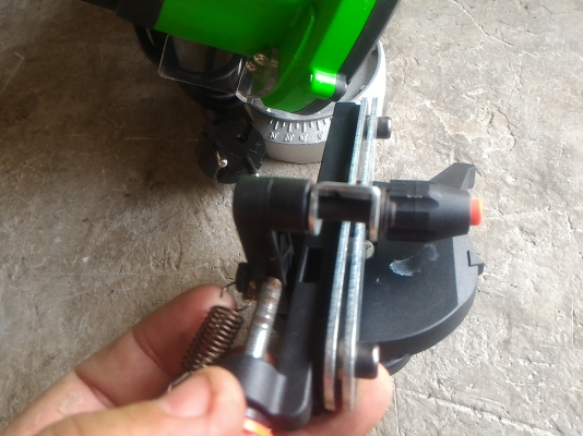 เครื่องเจียร์ลบคมเลื่อยโซ่ แบบมีรางช่วยจับยึด ปรับองศาการเจียร์แต่งได้ตามต้องการ