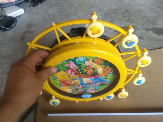 นาฬิกา Winnie the POOH พร้อมลูกเล่นต่างๆ มีล้อรอบๆนาฬิกาเหมือนชิงช้าสวรรค์หมุนไปรอบๆสวยๆ