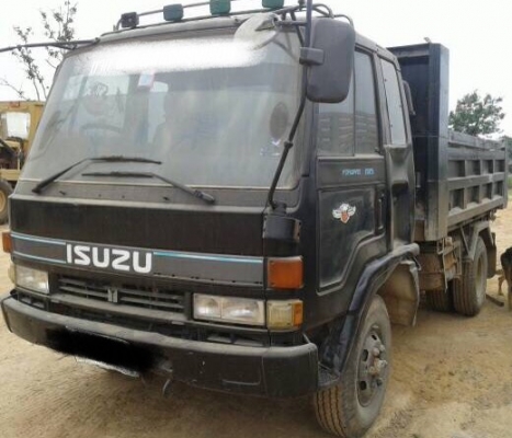 ISUZU ROCKY 195 HP 6HE1 หกล้อดั๊มพ์ กระบะดั๊มพ์เหล็ก 5 ตันความยาว 3.60 เมตรสภาพดีพร้อมใช้งานได้เลยครับ เครื่องยนต์แรงดีแห้งดีไม่มีแตกเยิ้ม ภายในเก๋งสะอาดคอนโซลครบพร้อม พวงมาลัยเพาเวอร์ ระบบเบรคทริ๊ปฟี้ครบครัน ช่วงล่างแน่นดีคัชซีไม่บวม ยาง 8.25 ขอบ 16 สภาพ