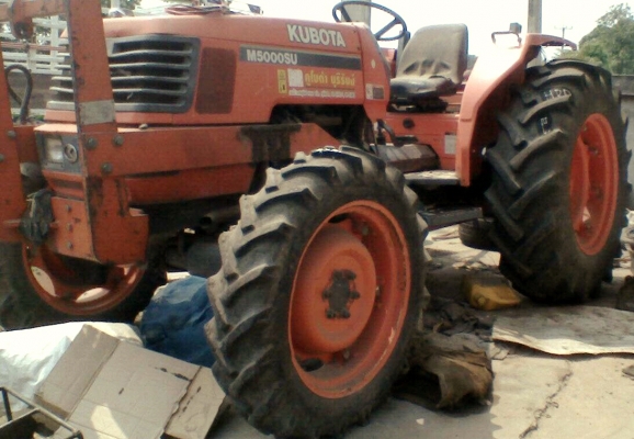 KUBOTA M5000 SU - 2 เพลา รถบอดี้สวยเดิมๆมากครับสภาพดีสุดๆพร้อมใช้งาน อุปกรณ์มีครบ มีใบดันหน้า ผานพรวน 6 พร้อมติดตั้งใช้งานได้เลยครับ เครื่องยนต์แน่นแรงดีไม่มีเยิ้มเลยครับ ระบบเกียร์เดินหน้าถอยหลังใช้งานปกติดีไม่มีปัญหาครับ หลังคามีให้ครบพร้อม ช่วงล่างแน่น