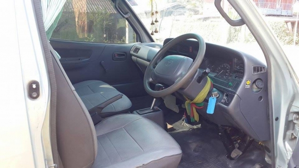 ขายรถตู้ toyota hiace ปี 2545  วางเครื่องเบนซิน Toyota 1่j ติดแก๊ส LPG ราคา 95,000 บาท ถูกสุดๆ