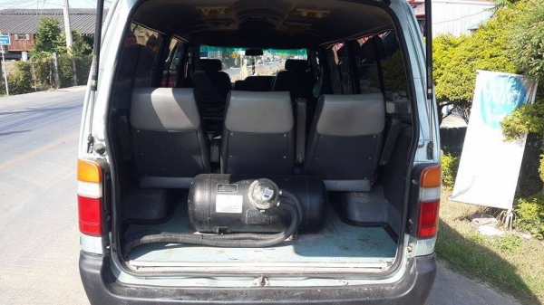 ขายรถตู้ toyota hiace ปี 2545  วางเครื่องเบนซิน Toyota 1่j ติดแก๊ส LPG ราคา 95,000 บาท ถูกสุดๆ