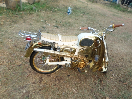 ขายมอไซค์คลาสสิคฮอนด้าชี200 สภาพเทพๆแต่งสวยชุปทองทั้งคันพร้อมประกวดครับ เครื่องไนท์110 เครื่องฟิตไม่ดังไม่หอนไม่ควัน เอกสารเครื่องเล่มพร้อมชุดโอน ออกใบซื้อขายให้แต่โอนไม่ได้ต่อภาษีไม่ได้นะครับไว้ขี่เล่นสวยงามไปตลาด ราคา 49,999 บาท  สนใจสอบถามได้ครับ  เบอร