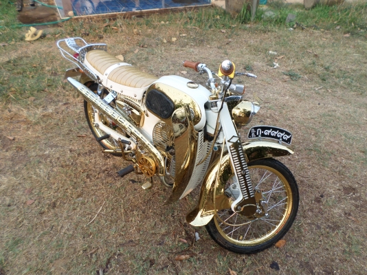 ขายมอไซค์คลาสสิคฮอนด้าชี200 สภาพเทพๆแต่งสวยชุปทองทั้งคันพร้อมประกวดครับ เครื่องไนท์110 เครื่องฟิตไม่ดังไม่หอนไม่ควัน เอกสารเครื่องเล่มพร้อมชุดโอน ออกใบซื้อขายให้แต่โอนไม่ได้ต่อภาษีไม่ได้นะครับไว้ขี่เล่นสวยงามไปตลาด ราคา 49,999 บาท  สนใจสอบถามได้ครับ  เบอร