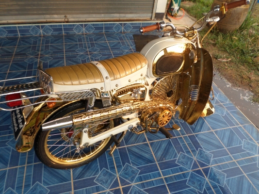 ขายมอไซค์คลาสสิคฮอนด้าชี200 สภาพเทพๆแต่งสวยชุปทองทั้งคันพร้อมประกวดครับ เครื่องไนท์110 เครื่องฟิตไม่ดังไม่หอนไม่ควัน เอกสารเครื่องเล่มพร้อมชุดโอน ออกใบซื้อขายให้แต่โอนไม่ได้ต่อภาษีไม่ได้นะครับไว้ขี่เล่นสวยงามไปตลาด ราคา 49,999 บาท  สนใจสอบถามได้ครับ  เบอร