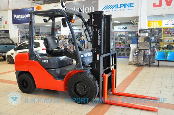 ขายรถโฟล์คลิฟท์มือสอง TOYOTA รุ่น 8FD30-30979 ราคา 620,000 บาท นำเข้าจากประเทศญี่ปุ่น 100\% ไม่เคยใช้งานในไทย