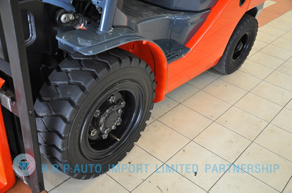 ขายรถโฟล์คลิฟท์มือสอง TOYOTA รุ่น 8FD30-30979 ราคา 620,000 บาท นำเข้าจากประเทศญี่ปุ่น 100\% ไม่เคยใช้งานในไทย