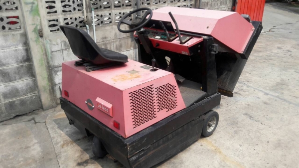 รถกวาดดูดฝุ่น Amano เครื่องhonda 11 แรง มีตัวยกไฮโดรลิค