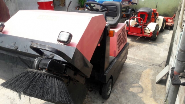 รถกวาดดูดฝุ่น Amano เครื่องhonda 11 แรง มีตัวยกไฮโดรลิค