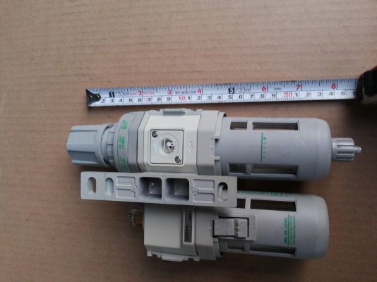 ชุดปรับปรุงคุณภาพลม พร้อมต้วปรับตั้งแรงดันลมออก ยี่ห้อ CKD ในชุดประด้วย ตัวดักน้ำ ตัวจ่ายฝอยน้ำมัน