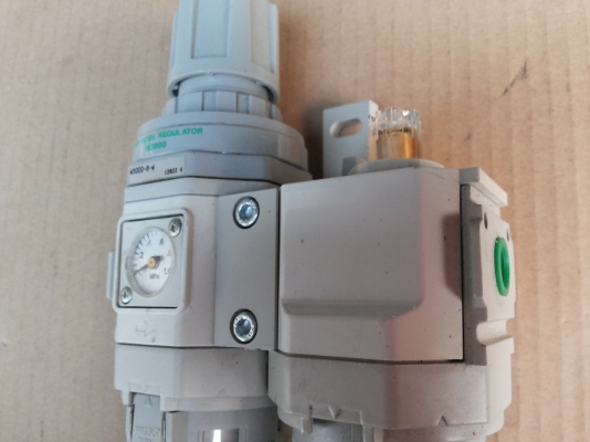 ชุดปรับปรุงคุณภาพลม พร้อมต้วปรับตั้งแรงดันลมออก ยี่ห้อ CKD ในชุดประด้วย ตัวดักน้ำ ตัวจ่ายฝอยน้ำมัน