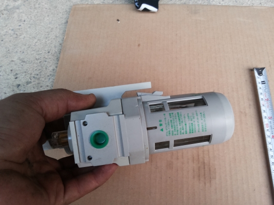 ชุดปรับปรุงคุณภาพลม พร้อมต้วปรับตั้งแรงดันลมออก ยี่ห้อ CKD ในชุดประด้วย ตัวดักน้ำ ตัวจ่ายฝอยน้ำมัน