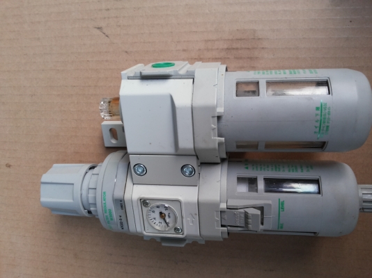 ชุดปรับปรุงคุณภาพลม พร้อมต้วปรับตั้งแรงดันลมออก ยี่ห้อ CKD ในชุดประด้วย ตัวดักน้ำ ตัวจ่ายฝอยน้ำมัน