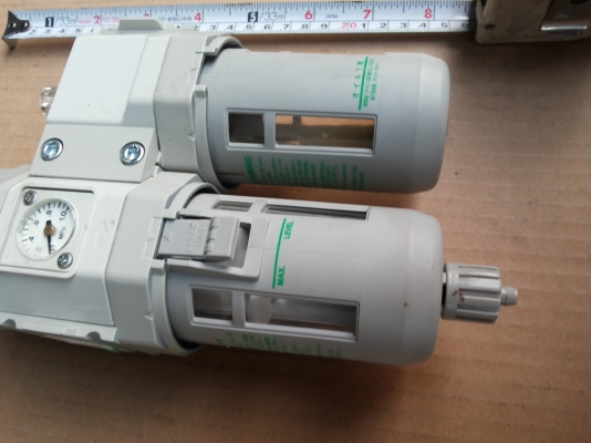 ชุดปรับปรุงคุณภาพลม พร้อมต้วปรับตั้งแรงดันลมออก ยี่ห้อ CKD ในชุดประด้วย ตัวดักน้ำ ตัวจ่ายฝอยน้ำมัน