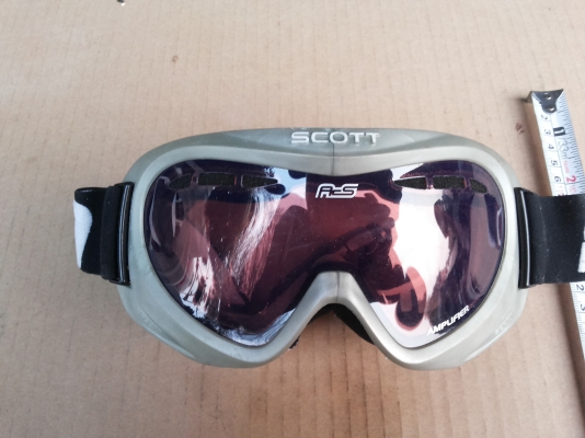 แว่นตาสปอตนิรภัยไม่แตกหักจากญี่ปุ่น SCOTT  กรอบสีแดงอ่อนเนื้อเลนส์กรองแสง สวยใส่เล่นขี่มอเตอร์ไซคหรือเล่นกีฬา.ป้องกันลม และเศษวัสดุอื่นๆเข้าตา