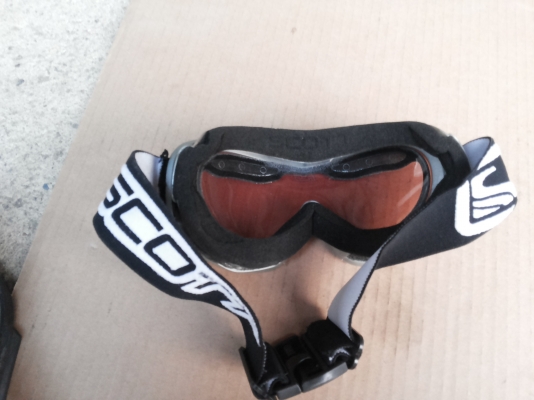 แว่นตาสปอตนิรภัยไม่แตกหักจากญี่ปุ่น SCOTT  กรอบสีแดงอ่อนเนื้อเลนส์กรองแสง สวยใส่เล่นขี่มอเตอร์ไซคหรือเล่นกีฬา.ป้องกันลม และเศษวัสดุอื่นๆเข้าตา