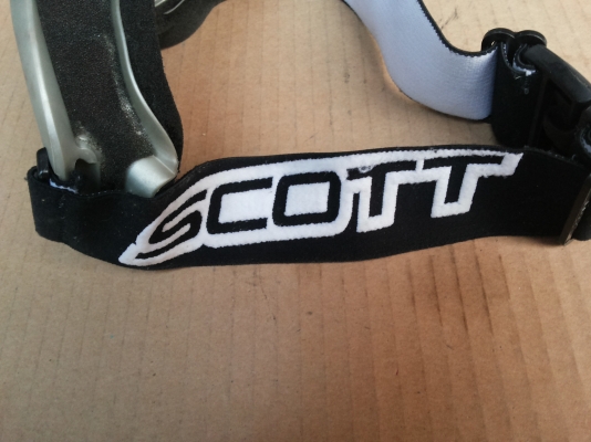 แว่นตาสปอตนิรภัยไม่แตกหักจากญี่ปุ่น SCOTT  กรอบสีแดงอ่อนเนื้อเลนส์กรองแสง สวยใส่เล่นขี่มอเตอร์ไซคหรือเล่นกีฬา.ป้องกันลม และเศษวัสดุอื่นๆเข้าตา