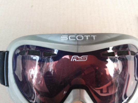 แว่นตาสปอตนิรภัยไม่แตกหักจากญี่ปุ่น SCOTT  กรอบสีแดงอ่อนเนื้อเลนส์กรองแสง สวยใส่เล่นขี่มอเตอร์ไซคหรือเล่นกีฬา.ป้องกันลม และเศษวัสดุอื่นๆเข้าตา