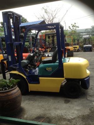 +++ ขายโฟล์คลิฟท์  KOMATSU FD25-12    ขนาด  2.5  ตัน  เครื่องยนต์ดีเซล  เสา  4  เมตร  เกียร์ธรรมดา  งา 1,070  มม.  ยางตัน