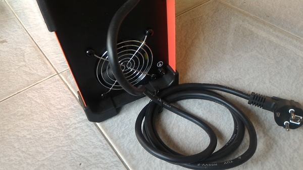 เครื่องเชื่อมพกพา ขนาดถึง  250 A.ยี่ห้อ BONCHI เป็นระบบ Inverter Welder จ่ายไฟฟ้าเชื่อมเป็นแบบ DC