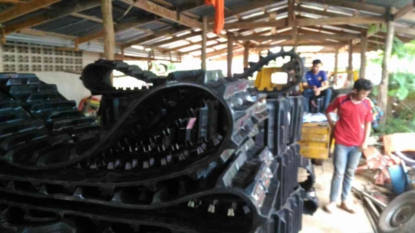 ตีนตะขาบรถเกี่ยวข้าวราคาถูก ติดต่อ 0909604567