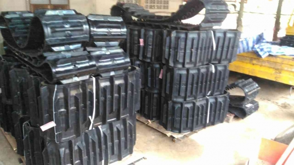 ตีนตะขาบรถเกี่ยวข้าวราคาถูก ติดต่อ 0909604567