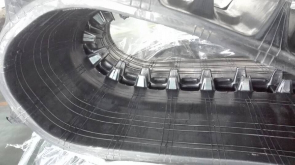 ตีนตะขาบรถเกี่ยวข้าวราคาถูก ติดต่อ 0909604567