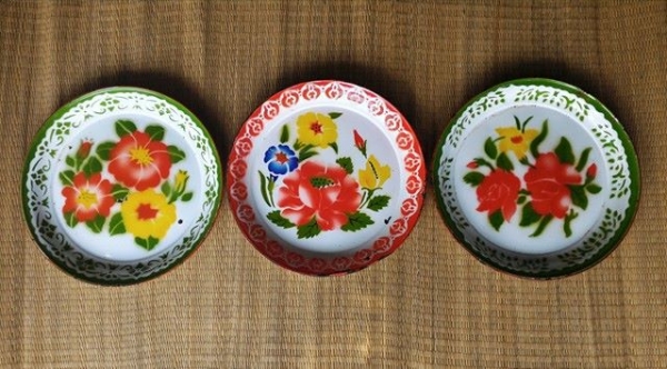 ถาดลายดอกไม้ยุคเก่า ขนาด 12 นิ้ว ขายรวม 3 ใบ งานสวยน่าสะสมครับ