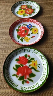 ถาดลายดอกไม้ยุคเก่า ขนาด 12 นิ้ว ขายรวม 3 ใบ งานสวยน่าสะสมครับ