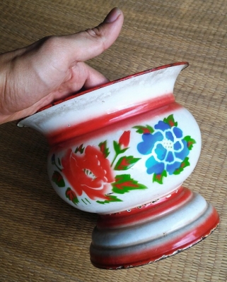 กระโถนลายดอกไม้ยุคเก่า ตรา นกเพนกวิน สูง 7.5 นิ้ว กว้าง 8.5 นิ้ว มี 1 ใบ งานสวยน่าสะสมครับ