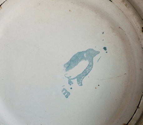 กระโถนลายดอกไม้ยุคเก่า ตรา นกเพนกวิน สูง 7.5 นิ้ว กว้าง 8.5 นิ้ว มี 1 ใบ งานสวยน่าสะสมครับ