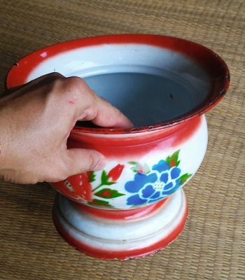 กระโถนลายดอกไม้ยุคเก่า ตรา นกเพนกวิน สูง 7.5 นิ้ว กว้าง 8.5 นิ้ว มี 1 ใบ งานสวยน่าสะสมครับ