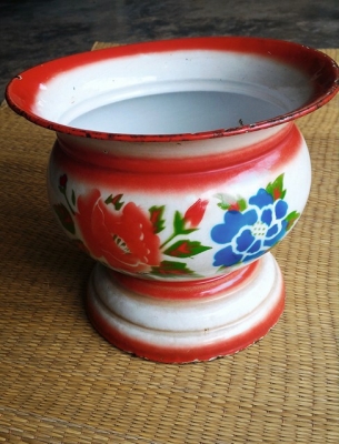 กระโถนลายดอกไม้ยุคเก่า ตรา นกเพนกวิน สูง 7.5 นิ้ว กว้าง 8.5 นิ้ว มี 1 ใบ งานสวยน่าสะสมครับ