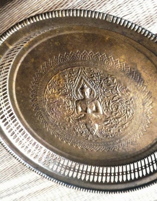 ถาดทองเหลืองเก่า ลายเทพพนม กว้าง 12 นิ้ว น้ำหนักดีมาก ลวดลายสวยงาม มีสามขา ปราณีตมากๆ ครับ