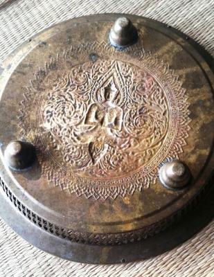ถาดทองเหลืองเก่า ลายเทพพนม กว้าง 12 นิ้ว น้ำหนักดีมาก ลวดลายสวยงาม มีสามขา ปราณีตมากๆ ครับ