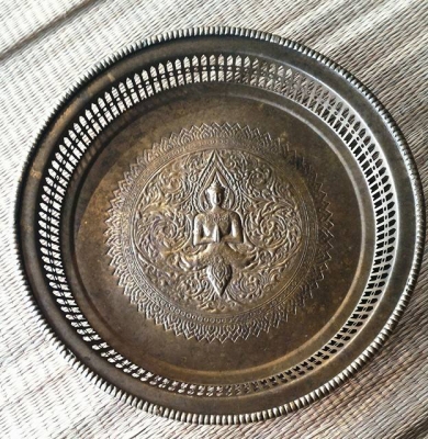 ถาดทองเหลืองเก่า ลายเทพพนม กว้าง 12 นิ้ว น้ำหนักดีมาก ลวดลายสวยงาม มีสามขา ปราณีตมากๆ ครับ