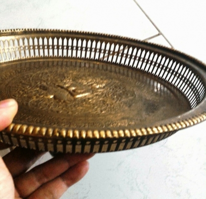 ถาดทองเหลืองเก่า ลายเทพพนม กว้าง 12 นิ้ว น้ำหนักดีมาก ลวดลายสวยงาม มีสามขา ปราณีตมากๆ ครับ