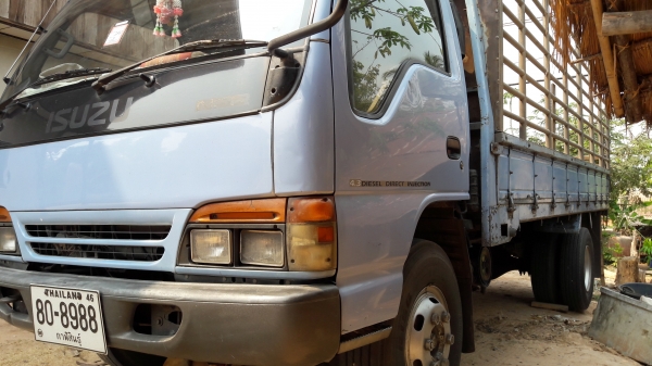 NPR  120 แรง  ปี 40 ยาว 5 เมตร  (รถห้างแท้.สียังไม่เคยทำ .เจ้าของขับเอง) ...  ราคา  450,000 บาท