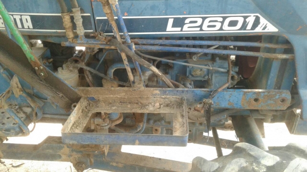 ขายรถไถ คูโบ้า 2601 อุปกรณ์ 2 ชิ้น ใบมีดดันหน้าและคลาด เครื่องแน่นมาก เกียร์ดีหางดี สีเนื้อสวย พร้อมใช้งาน