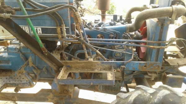 ขายรถไถ คูโบ้า 2601 อุปกรณ์ 2 ชิ้น ใบมีดดันหน้าและคลาด เครื่องแน่นมาก เกียร์ดีหางดี สีเนื้อสวย พร้อมใช้งาน