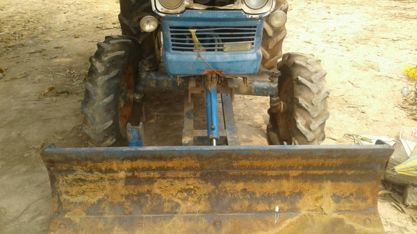 ขายรถไถ คูโบ้า 2601 อุปกรณ์ 2 ชิ้น ใบมีดดันหน้าและคลาด เครื่องแน่นมาก เกียร์ดีหางดี สีเนื้อสวย พร้อมใช้งาน