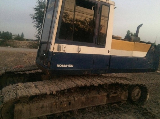 ขายKOMATSU PC200-3 ซีเลี่ยลสูง สภาพสวยพรัอมใช้งาน เครื่องดีช่วงล่างดี ใบเเทร็กยาว80 มีเเอร์เย็นพร้อมใช้งาน บูมยาว18เมตร ลูกลอลเลอร์ใหม่หมด มีรอยดามบ้างเผื่อความแข็งเเรง ราคาต่อรองคุยกันได้