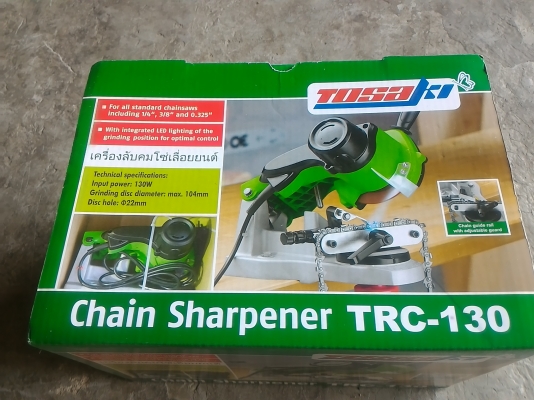 เครื่องเจียร์แต่งลับคมเลื่อยโซ่ แบบมีรางช่วยจับยึด ปรับองศาการเจียร์แต่งได้ตามต้องการ ใช้ไฟ 220 V. ทำงานได้เร็ว องศาคมเลื่อยจะเหมือนๆกัน หรือเอาไปปรับแต่เพื่อแต่งเลื่อยแบบอื่นๆได้