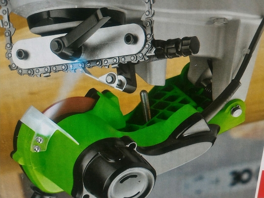 เครื่องเจียร์แต่งลับคมเลื่อยโซ่ แบบมีรางช่วยจับยึด ปรับองศาการเจียร์แต่งได้ตามต้องการ ใช้ไฟ 220 V. ทำงานได้เร็ว องศาคมเลื่อยจะเหมือนๆกัน หรือเอาไปปรับแต่เพื่อแต่งเลื่อยแบบอื่นๆได้