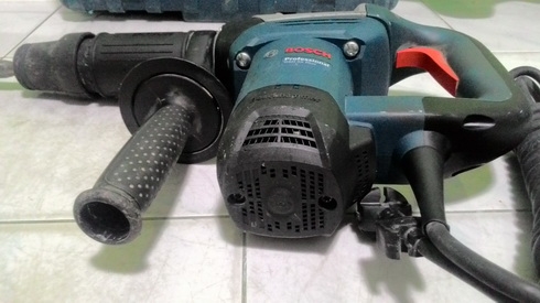 เครื่องสกัดคอนกรีตไฟฟ้า บ๊อช สภาพดีพร้อมใช้งานครับพร้อมกล่อง เครื่องสกัดคอนกรีตไฟฟ้า บ๊อช สภาพดีพร้อมใช้งานครับพร้อมกล่อง