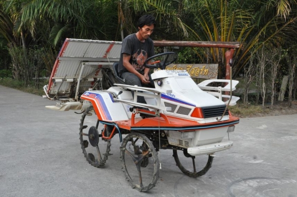 ขายรถดำนาราคาถูก KUBOTA S1-400 (4แถว) สภาพสวยเดิมจากญี่ปุ่นยังไม่เคยใช้ในไทย 23,000เท่านั้น