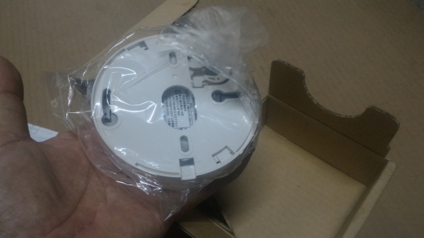 ขายเหมา 2 ตัว อุปกรณ์ตรวจจับควันและความร้อน 2 ตัว แล้วร้องส่งเสียงเตือนใช้ติดเพดาหรือผนังได้ เป็นของใหม่ทั้งสองตัว (อัน1 มีกล่อง แต่อีกอันหนึ่งไม่มีกล่อง )ใช้พลังงานจากถ่าน 3 V. มีมาให้พร้อม